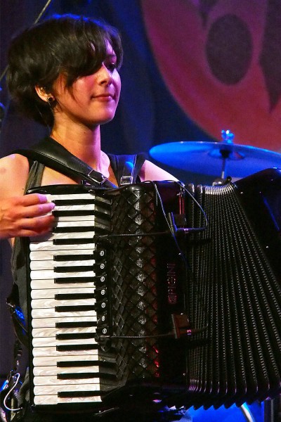 Amy Thatcher . Monster Ceilidh Band (England) . TFF . Rudolstadt . 2015 (Foto: Andreas Kuhrt)