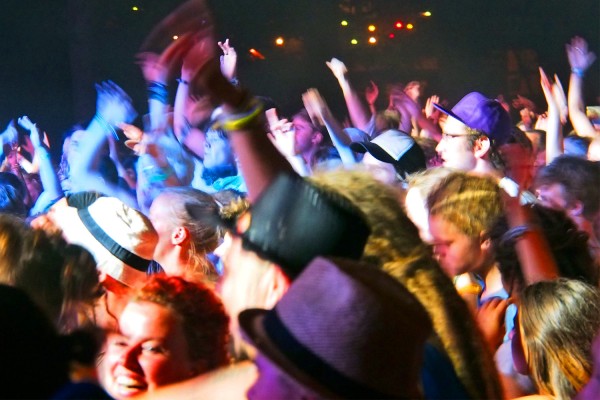 Publikum . Nomadic Massive (Kanada) . TFF . Rudolstadt . 2015 (Foto: Andreas Kuhrt)