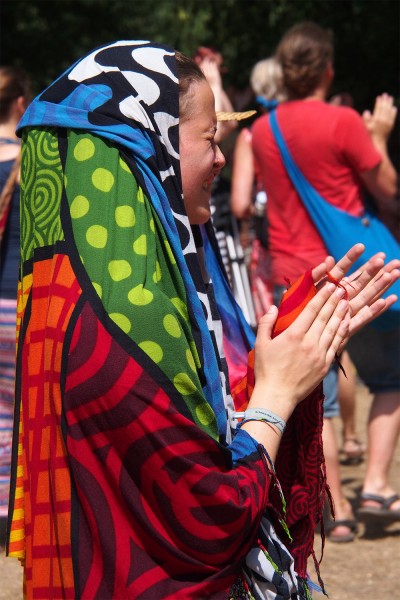 Mädchen mit buntem Tuch . TFF . Rudolstadt . 2015 (Foto: Andreas Kuhrt)