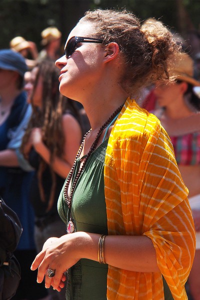 Mädchen mit gelbem Tuch . TFF . Rudolstadt . 2015 (Foto: Andreas Kuhrt)