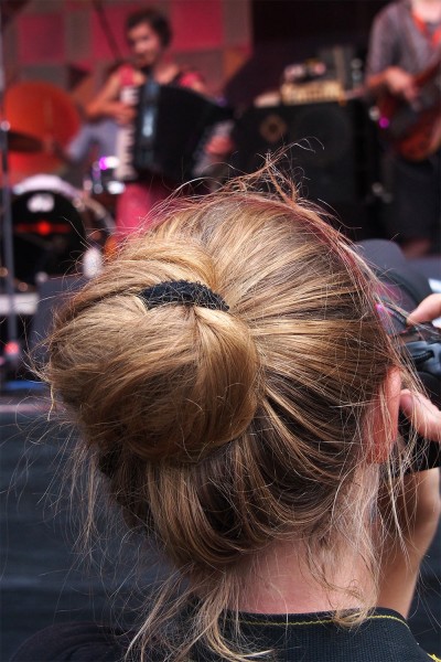 Haarknoten im Blick . Monster Ceilidh Band (England) . TFF . Rudolstadt . 2015 (Foto: Andreas Kuhrt)