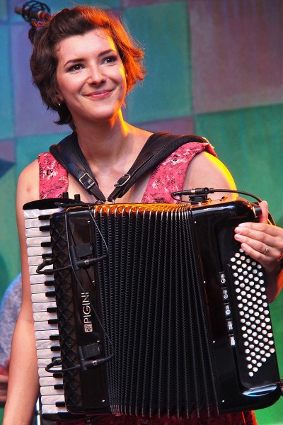 Amy Thatcher . Monster Ceilidh Band (England) . TFF . Rudolstadt . 2015 (Foto: Andreas Kuhrt)