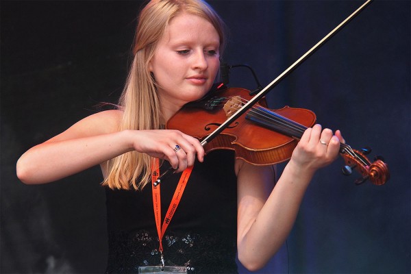 Grace Smith . Monster Ceilidh Band (England) . TFF . Rudolstadt . 2015 (Foto: Andreas Kuhrt)