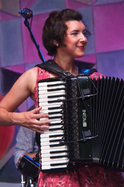 Amy Thatcher . Monster Ceilidh Band (England) . TFF . Rudolstadt . 2015 (Foto: Andreas Kuhrt)