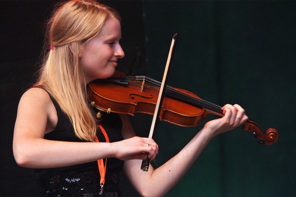 Grace Smith . Monster Ceilidh Band (England) . TFF . Rudolstadt . 2015 (Foto: Andreas Kuhrt)