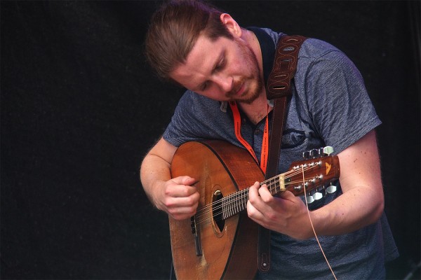 Kieran Szifris . Monster Ceilidh Band (England) . TFF . Rudolstadt . 2015 (Foto: Andreas Kuhrt)