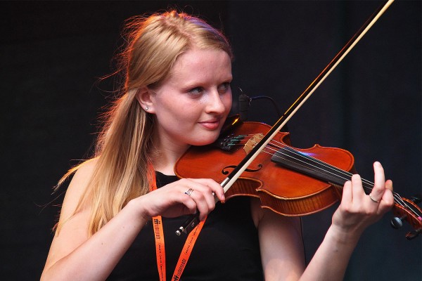 Grace Smith . Monster Ceilidh Band (England) . TFF . Rudolstadt . 2015 (Foto: Andreas Kuhrt)