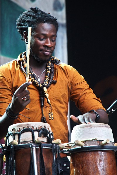 Modou Mbaye . Mark Ernestus' Ndagga Rgythm Force (Senegal) . TFF . Rudolstadt . 2015 (Foto: Andreas Kuhrt)