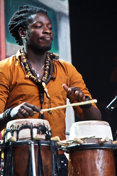 Modou Mbaye . Mark Ernestus' Ndagga Rgythm Force (Senegal) . TFF . Rudolstadt . 2015 (Foto: Andreas Kuhrt)