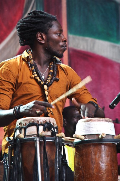 Modou Mbaye . Mark Ernestus' Ndagga Rgythm Force (Senegal) . TFF . Rudolstadt . 2015 (Foto: Andreas Kuhrt)