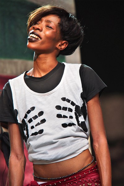 Fatou Wore Mboup . Mark Ernestus' Ndagga Rgythm Force (Senegal) . TFF . Rudolstadt . 2015 (Foto: Andreas Kuhrt)