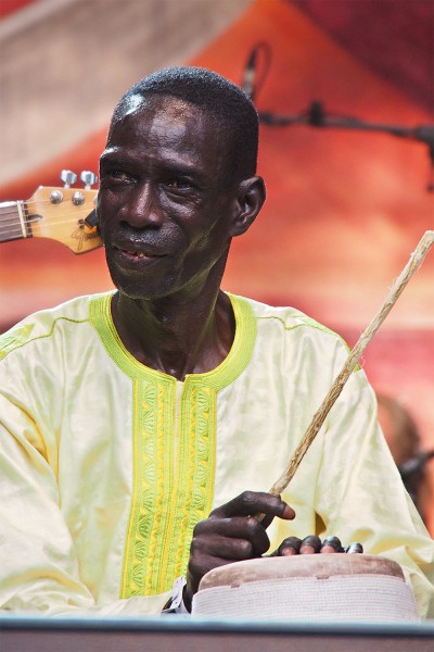 Bada Seck . Mark Ernestus' Ndagga Rgythm Force (Senegal) . TFF . Rudolstadt . 2015 (Foto: Andreas Kuhrt)