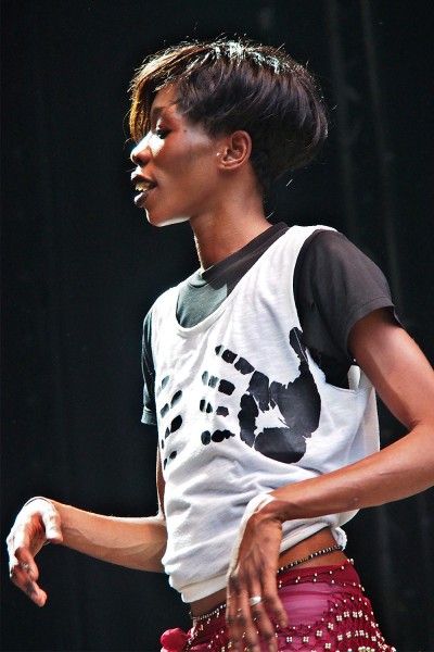 Fatou Wore Mboup . Mark Ernestus' Ndagga Rgythm Force (Senegal) . TFF . Rudolstadt . 2015 (Foto: Andreas Kuhrt)