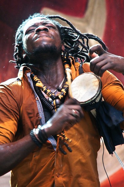 Modou Mbaye . Mark Ernestus' Ndagga Rgythm Force (Senegal) . TFF . Rudolstadt . 2015 (Foto: Andreas Kuhrt)