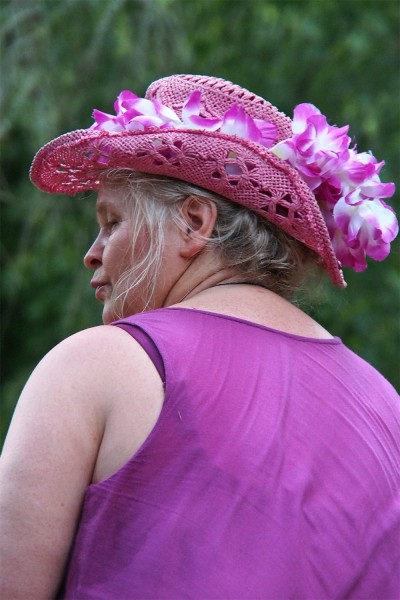 Frau mit Blumenhut . Heinepark . TFF . Rudolstadt . 2015 (Foto: Andreas Kuhrt)