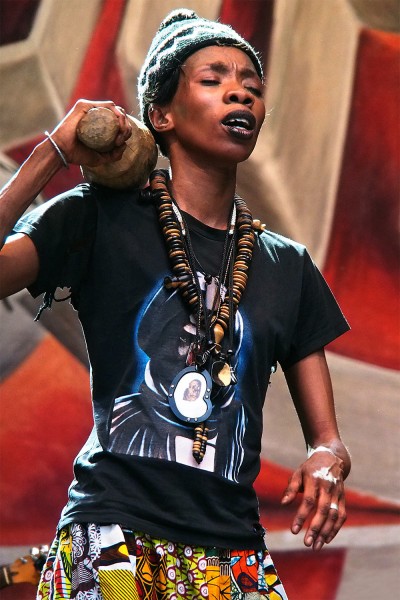 Fatou Wore Mboup . Mark Ernestus' Ndagga Rgythm Force (Senegal) . TFF . Rudolstadt . 2015 (Foto: Andreas Kuhrt)