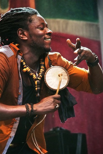 Modou Mbaye . Mark Ernestus' Ndagga Rgythm Force (Senegal) . TFF . Rudolstadt . 2015 (Foto: Andreas Kuhrt)