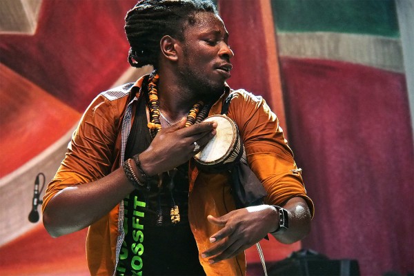 Modou Mbaye . Mark Ernestus' Ndagga Rgythm Force (Senegal) . TFF . Rudolstadt . 2015 (Foto: Andreas Kuhrt)