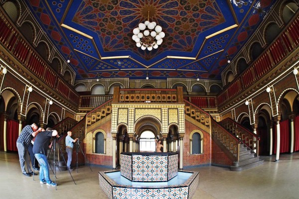 Meute und Modell (Nadine) . Orientalische Sauna . Stadtbad Leipzig . 2015 (Foto: Andreas Kuhrt)