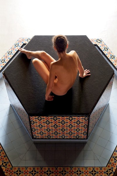 Haltung (Nadine) . Orientalische Sauna . Stadtbad Leipzig . 2015 (Foto: Andreas Kuhrt)