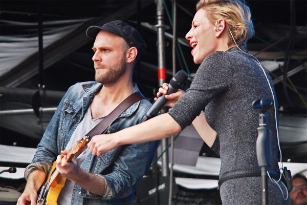 Cäthe (Berlin) mit Gitarrist Christoph Bernewitz . Rudolstadt Festival . 2016 (Foto: Andreas Kuhrt)