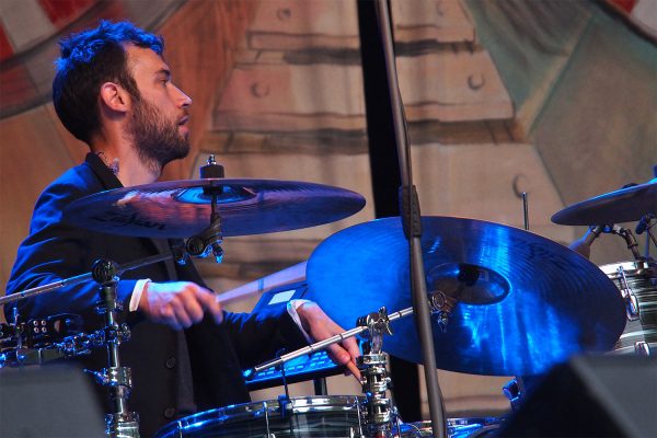 Mathieu Gayout, Schlagzeuger bei Keren Ann (Frankreich) . Rudolstadt Festival . 2016 (Foto: Andreas Kuhrt)