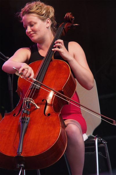 Kirstine Elise Pedersen (Cello) . Blum & Haugaard (Dänemark) . Rudolstadt Festival . 2016 (Foto: Andreas Kuhrt)