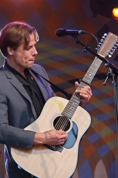 Mikkel Grue, Gitarre) . Blum & Haugaard (Dänemark) . Rudolstadt Festival . 2016 (Foto: Andreas Kuhrt)