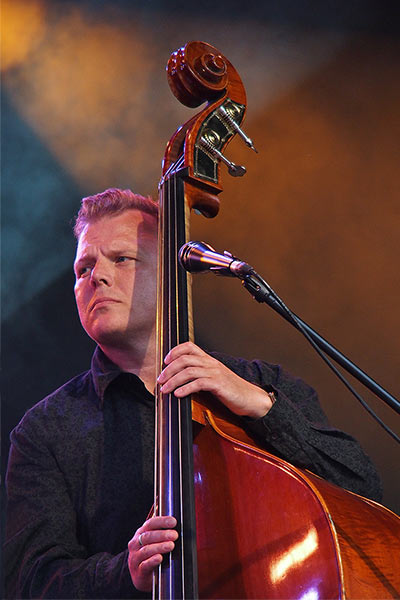 Tapani Varis (Bass) aus Finnland . Blum & Haugaard (Dänemark) . Rudolstadt Festival . 2016 (Foto: Andreas Kuhrt)