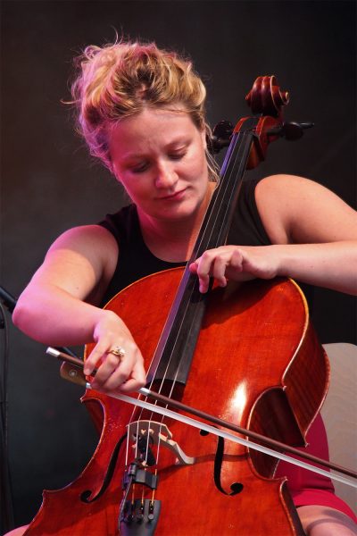 Kirstine Elise Pedersen (Cello) . Blum & Haugaard (Dänemark) . Rudolstadt Festival . 2016 (Foto: Andreas Kuhrt)