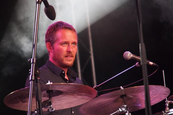 Sune Rahbek (Schlagzeug) . Blum & Haugaard (Dänemark) . Rudolstadt Festival . 2016 (Foto: Andreas Kuhrt)