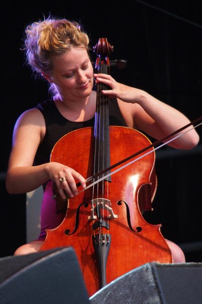 Kirstine Elise Pedersen (Cello) . Blum & Haugaard (Dänemark) . Rudolstadt Festival . 2016 (Foto: Andreas Kuhrt)