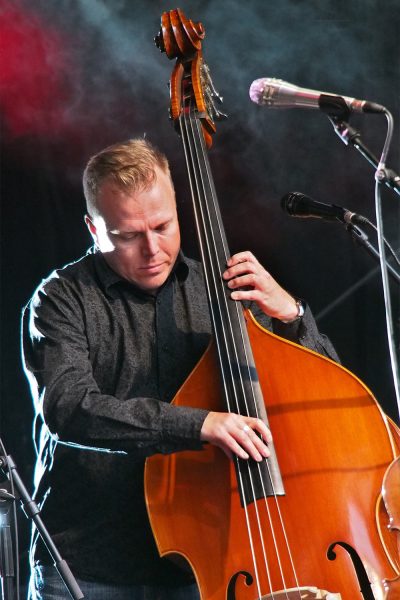 Tapani Varis (Bass) aus Finnland . Blum & Haugaard (Dänemark) . Rudolstadt Festival . 2016 (Foto: Andreas Kuhrt)