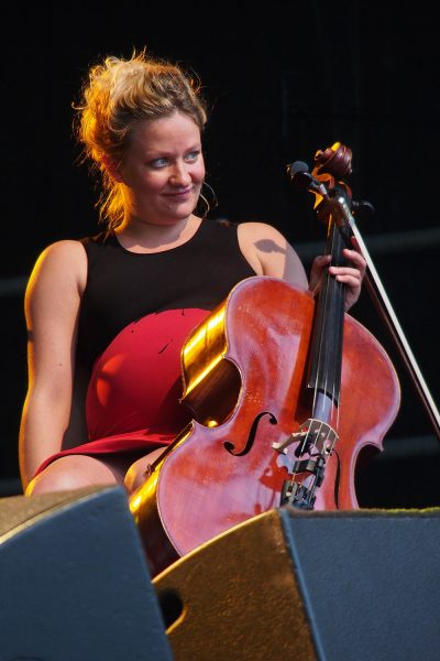 Kirstine Elise Pedersen (Cello) . Blum & Haugaard (Dänemark) . Rudolstadt Festival . 2016 (Foto: Andreas Kuhrt)