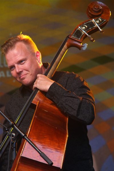 Tapani Varis (Bass) aus Finnland . Blum & Haugaard (Dänemark) . Rudolstadt Festival . 2016 (Foto: Andreas Kuhrt)