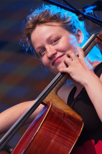 Kirstine Elise Pedersen (Cello) . Blum & Haugaard (Dänemark) . Rudolstadt Festival . 2016 (Foto: Andreas Kuhrt)