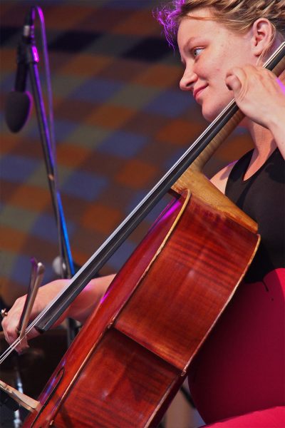 Kirstine Elise Pedersen (Cello) . Blum & Haugaard (Dänemark) . Rudolstadt Festival . 2016 (Foto: Andreas Kuhrt)