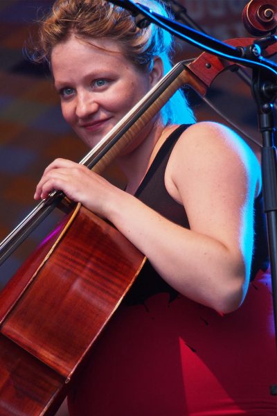 Kirstine Elise Pedersen (Cello) . Blum & Haugaard (Dänemark) . Rudolstadt Festival . 2016 (Foto: Andreas Kuhrt)