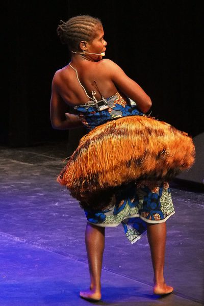 Hélène Mameke, Säng-/Tänzerin der Aka-Pygmäen . Ndima (Kongo) . Rudolstadt Festival . 2016 (Foto: Andreas Kuhrt)