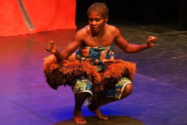 Hélène Mameke, Säng-/Tänzerin der Aka-Pygmäen . Ndima (Kongo) . Rudolstadt Festival . 2016 (Foto: Andreas Kuhrt)