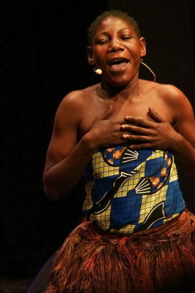 Emilie Koule, Säng-/Tänzerin der Aka-Pygmäen . Ndima (Kongo) . Rudolstadt Festival . 2016 (Foto: Andreas Kuhrt)