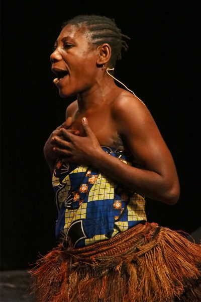 Emilie Koule, Säng-/Tänzerin der Aka-Pygmäen . Ndima (Kongo) . Rudolstadt Festival . 2016 (Foto: Andreas Kuhrt)