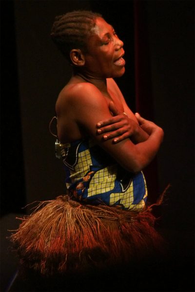 Emilie Koule, Säng-/Tänzerin der Aka-Pygmäen . Ndima (Kongo) . Rudolstadt Festival . 2016 (Foto: Andreas Kuhrt)