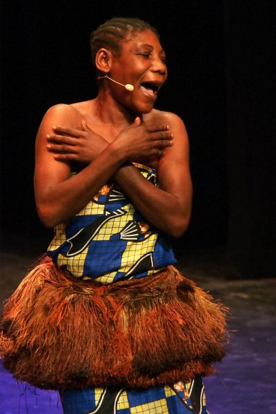 Emilie Koule, Säng-/Tänzerin der Aka-Pygmäen . Ndima (Kongo) . Rudolstadt Festival . 2016 (Foto: Andreas Kuhrt)