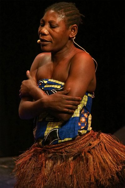 Emilie Koule, Säng-/Tänzerin der Aka-Pygmäen . Ndima (Kongo) . Rudolstadt Festival . 2016 (Foto: Andreas Kuhrt)