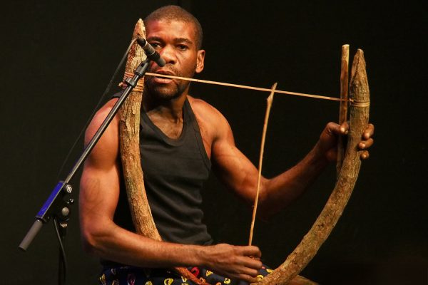 Gaby Mongonga (Trommel, Harfe Mondoumein, Musikbogen Mbela, Gesang) der Aka-Pygmäen . Ndima (Kongo) . Rudolstadt Festival . 2016 (Foto: Andreas Kuhrt)