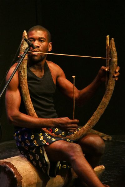 Gaby Mongonga (Trommel, Harfe Mondoumein, Musikbogen Mbela, Gesang) der Aka-Pygmäen . Ndima (Kongo) . Rudolstadt Festival . 2016 (Foto: Andreas Kuhrt)