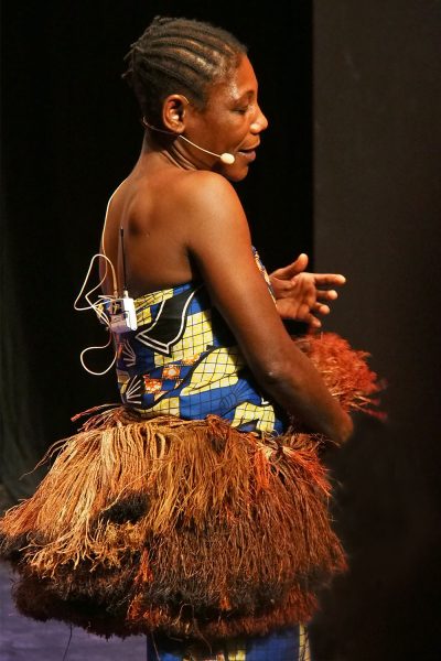 Emilie Koule, Säng-/Tänzerin der Aka-Pygmäen . Ndima (Kongo) . Rudolstadt Festival . 2016 (Foto: Andreas Kuhrt)