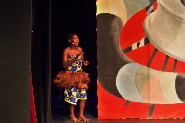 Emilie Koule, Säng-/Tänzerin der Aka-Pygmäen . Ndima (Kongo) . Rudolstadt Festival . 2016 (Foto: Andreas Kuhrt)