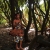 Waldvorstellung: Emilie Koule, Säng-/Tänzerin der Aka-Pygmäen . Ndima (Kongo) . Rudolstadt Festival/Rhododendronwald . 2016 (Foto & Bearbeitung: Andreas Kuhrt)